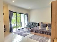 Zimmer mit Kingsize-Bett und Poolblick