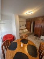 Amplio monoambiente subdividido zona centro - Bed and Breakfast Pinamar