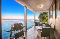 Waterfront Haven with Spectacular View in Bainbridge - B&B Rollingbay