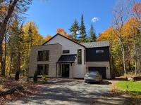 Modern Luxury 4-Bedroom Home by Mont-Tremblant Ski Resort - Chambres d’hôtes Lac-Supérieur