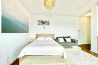 The White Lion downtown and balcony - B&B Saint-Nazaire