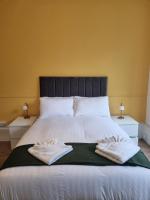 Deluxe One-Bedroom Apartment