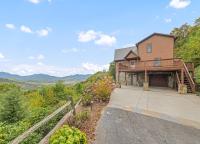 Mid-Century Decor Cabin with Stunning Views - B&B Waynesville