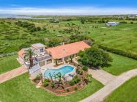 Huge, spacious villa with private pool and game room on 5 acres - Bed and Breakfast Galveston
