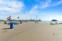 2nd Row Home Close to Beach - B&B Galveston