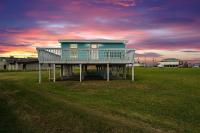 Beach Bungalow with Gorgeous Deck, Close to Beach - B&B Surfside Beach