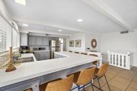 Beach bungalow with stunning ocean views and huge deck just steps away from the beach - Chambres d'hôtes Galveston