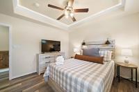 Lakefront home with huge yard and picturesque front Porch - B&B Blanchard