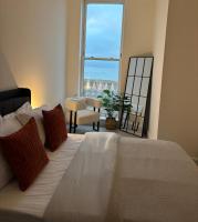 Luxury 2 Bedroom Apartment with Full Seaview's - Chambres d’hôtes Worthing