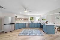 Unique lakefront home with private pier, stunning views, and a pool - B&B Blanchard