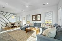 Picturesque beach house with plenty of room and amazing decks, close to beach - B&B Galveston