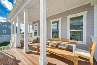 Picturesque beach house with plenty of room and amazing decks, close to beach - B&B Galveston