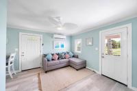 Cute and cozy beach bungalow near the seawall - B&B Galveston