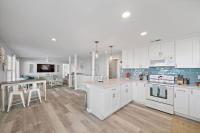 Beach Home with Cowboy Pool, Big Deck and Ocean View - Chambres d’hôtes Galveston