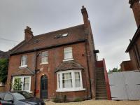 EGHAM LOVELY STUDIO SELF CONTAINED 2 mins station - B&B Egham