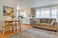 Steps to Eats and Craigville Beach! Cape Cod Cottage - B&B Centerville