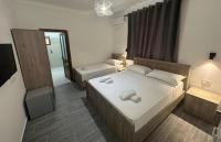 Camera Tripla Classic