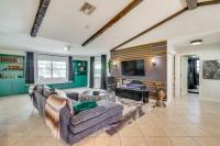 Bike to Dtwn: Home w/ Hot Tub & BBQ in Cape Coral - Chambres d'hôtes Cape Coral