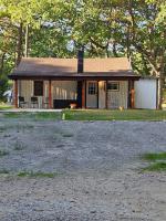 Rustic-Chic 2bdr Pet Friendly Log Cabin, Steps to Lake Huron - B&B Au Gres