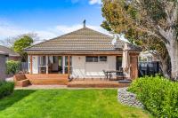 Peaceful four bedroom holiday house near airport - B&B Christchurch