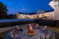 StayVista at Ridge & Root with Bonfire, Jacuzzi - Bed and Breakfast Karjat