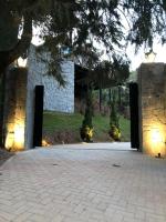 Chalét com jacuzzi sauna lareira e telao cinema - B&B Campos do Jordão