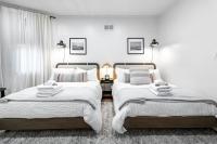 Riverfront Retreat - 2 Units - 3BR - Free Parking - B&B Cleveland
