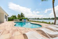 Stunning Luxury Waterfront Oasis with a Pool - B&B Sun Swept Isles