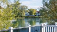 Venture Lakeside Lodge - Bed and Breakfast South Cerney