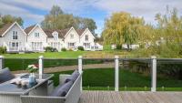 Venture Lakeside Lodge - Bed and Breakfast South Cerney