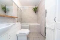 Spacious 3 bedroom Apartment with balcony Sleeps 8 Close to Central - B&B London