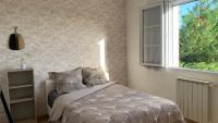 Chambre, salon, salle de bains et WC privés -sans cuisine- dans maison provençale chez l'habitant - Chambres d'hôtes Château-Arnoux-Saint-Auban