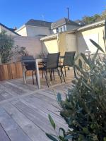 Charming house with terrace - B&B Laval