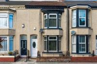 Balfour House - Air Host & Stay - Sleeps 8, free parking - B&B Litherland