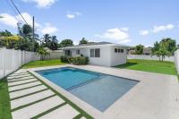 Modern 3BR Pool Home Near Pompano Beach and Pier - B&B Pompano Beach