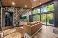 High-End Smoky Mountain Hideaway With Hot Tub - B&B Sevierville