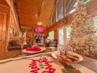 Charming Cabin, Seasonal Decor & Pool, 3min to Pkwy, Grill, GameRoom, Wifi & Workstation, Sleeps 14 - B&B Pigeon Forge