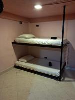 Tweepersoonskamer met 2 Aparte Bedden en Badkamer