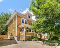 Spacious 8 bed stay - HOT TUB, Patio, fireplace, 3 full bathrooms private home in Moncton - Chambres d'hôtes Moncton