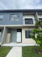Modern room with kitchen and backyard access - B&B Homestead