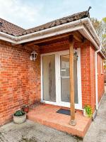 Three Bedroom Bungalow ideal for families or contractors Highbridge - Chambres d'hôtes Highbridge