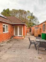 Three Bedroom Bungalow ideal for families or contractors Highbridge - Chambres d’hôtes Highbridge