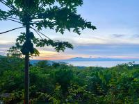 Novelyn's Seaview Hideaway - B&B Larena