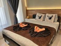 Casa Luna beach side Luxurious comfy apt in center Paphos - B&B Paphos