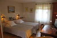 Tweepersoonskamer met 2 Aparte Bedden en Eigen Badkamer