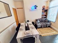 Peak District Cottage Sleeps 6, Parking and Projectors in all the Rooms - B&B Buxton