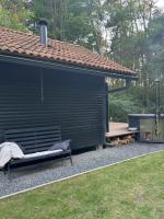 Forest Cabin Nest-Family Retreat for 7 with Sauna & Hot tub - Chambres d'hôtes Gornji Mihaljevec