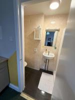 Ground Floor Studio Apartment in Gosport, Free Private Parking - B&B Gosport