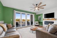 Relaxing 2nd-Floor Laketown Wharf Condo Overlooking the Lake - Chambres d'hôtes Panama City Beach