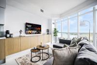 Family-Friendly Sleep 8 Steps to all Attractions - B&B Toronto